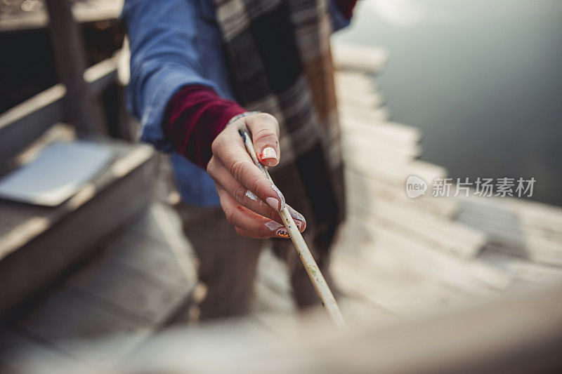 一位年轻美丽的艺术家受到秋天的自然的启发，创造了她的艺术作品——女艺术家在户外绘画——女艺术家在帆布上绘画