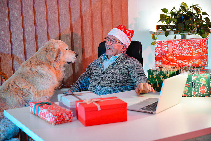 老人和他的狗圣诞时光
