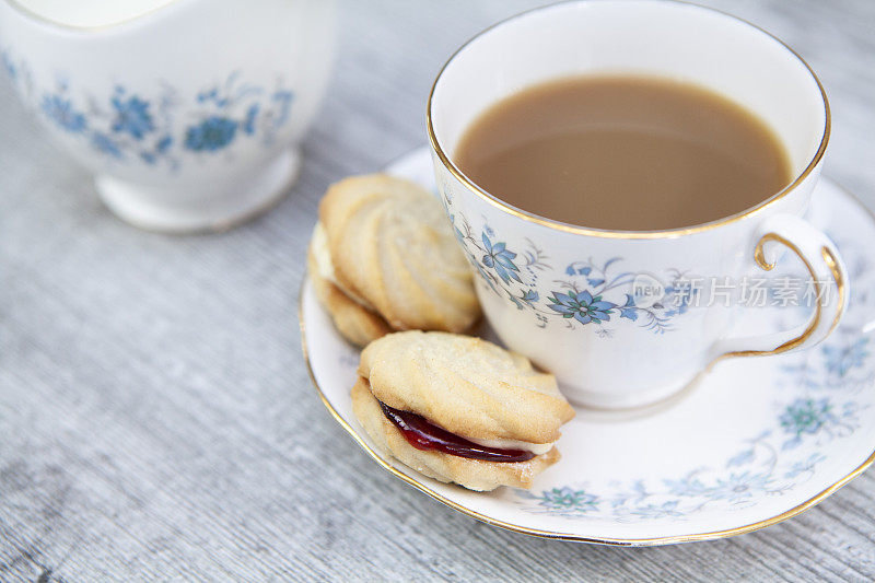 茶在一个瓷杯和碟子与维也纳旋转复制空间