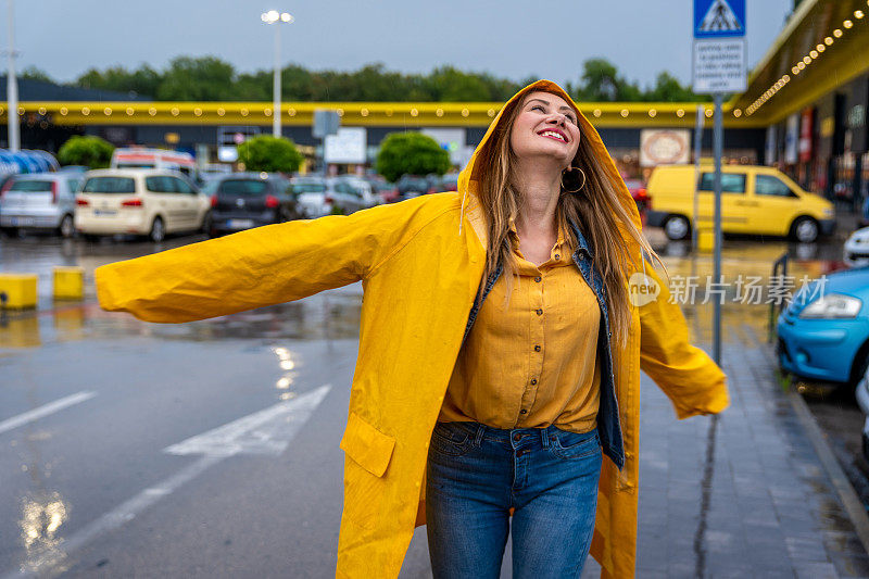 在雨中旋转