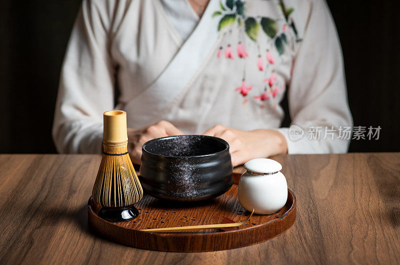 女人用传统的茶道用具制作抹茶绿茶