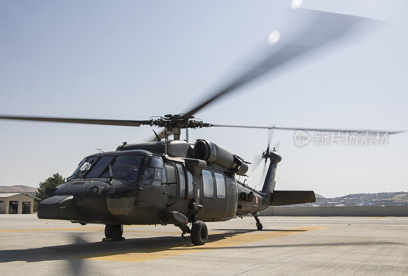 直升机场的军用直升机