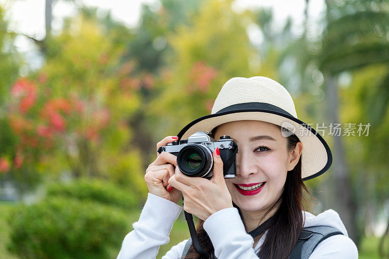 女摄影师在公园里拍照