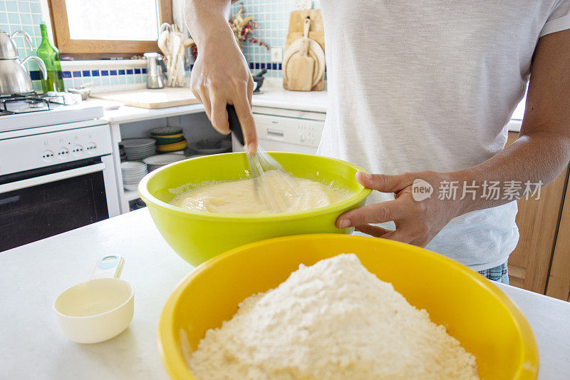 女子准备煎饼面糊