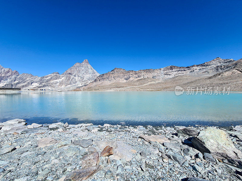 美丽的湖在阿尔卑斯山下马特洪峰