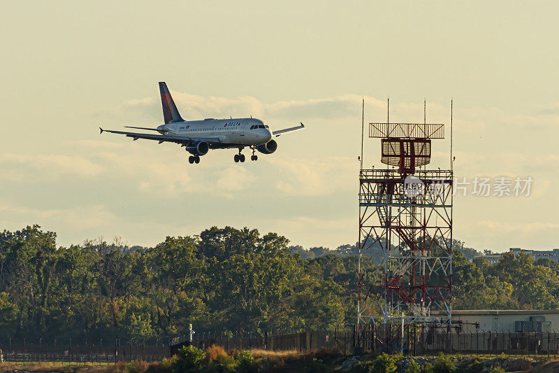 一架达美航空公司的空客A321飞机正在罗纳德·里根国家机场降落。