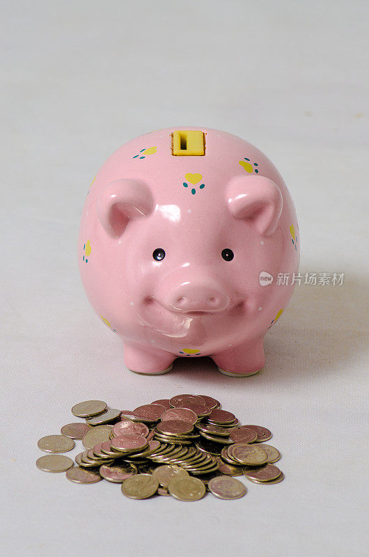 粉色的存钱罐和一堆25分硬币