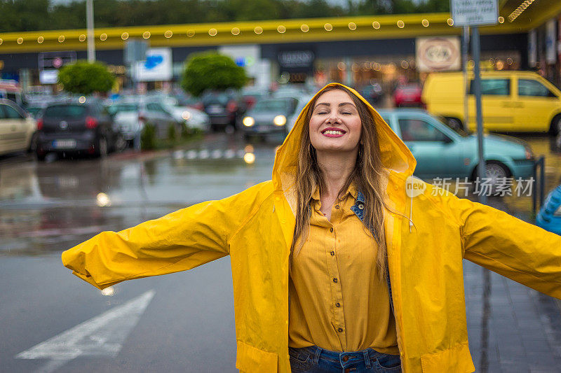 向雨张开双臂