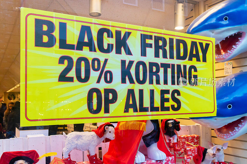 荷兰阿珀尔多伦市，一家商店的橱窗上贴着荷兰语“黑色星期五，所有商品一律打八折”的广告