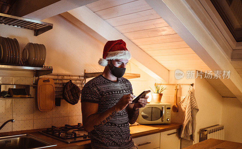 家里戴着圣诞帽和面具的男人