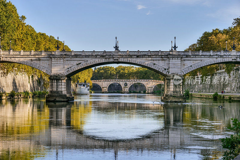 从罗马的马齐尼桥和西斯托桥的台伯河岸观看