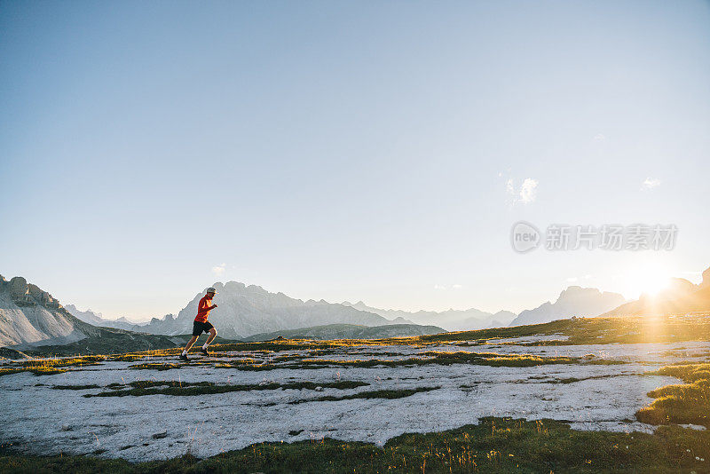 男性越野跑选手穿越山脊