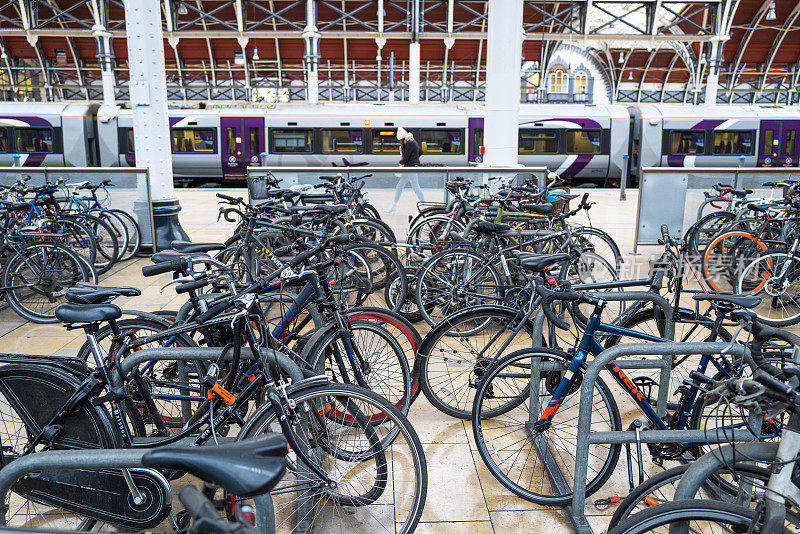 在火车站的停车场收集大量的自行车
