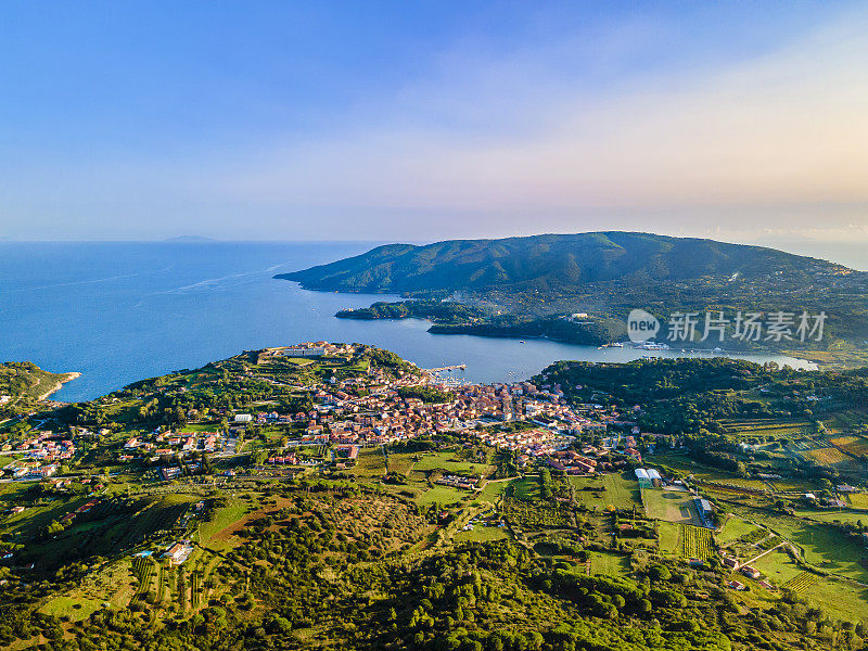 位于厄尔巴岛(意大利托斯卡纳群岛)的卡帕纳山