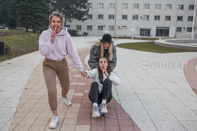 微笑的年轻女子在公园玩滑板