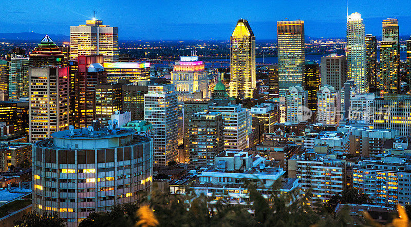 蒙特利尔市中心的夜间全景，在蓝色时间有摩天大楼
