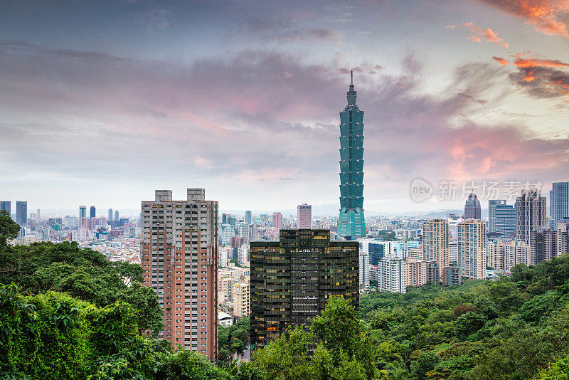 台湾台北城市城市天际线在暮色