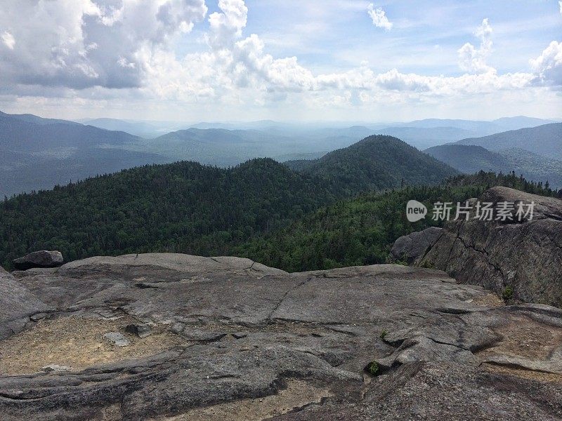 &山步道徒步旅行-阿迪朗达克山脉，纽约