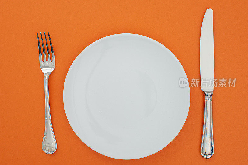 清空餐盘和刀叉
