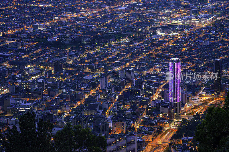 Bogotá，哥伦比亚——从Monserrate的山顶俯瞰这座巨大的、安第斯的、现代的城市，距离首都城市大约1500英尺。