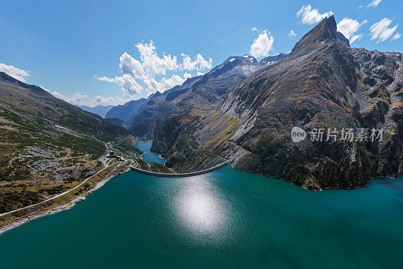 奥地利卡林西亚Kolnbreinspeicher湖上kolnbreindam的超广角空中全景图。