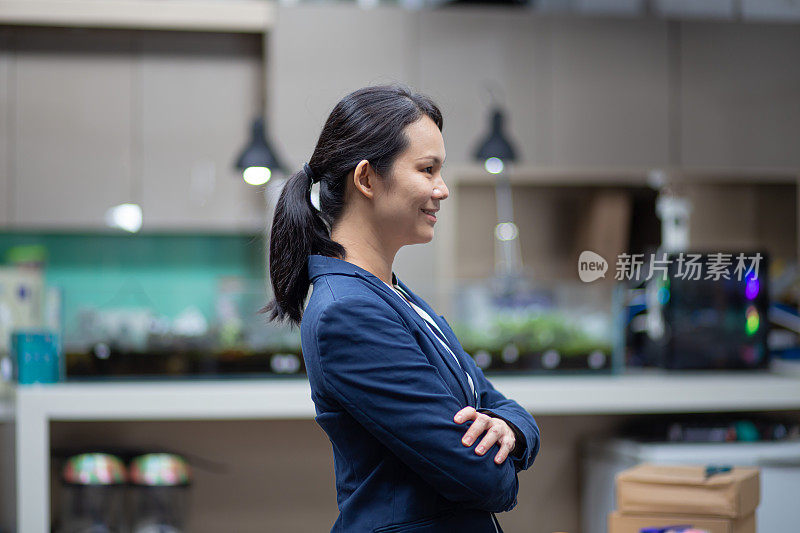 一位亚洲华人商人在办公大楼里向外看