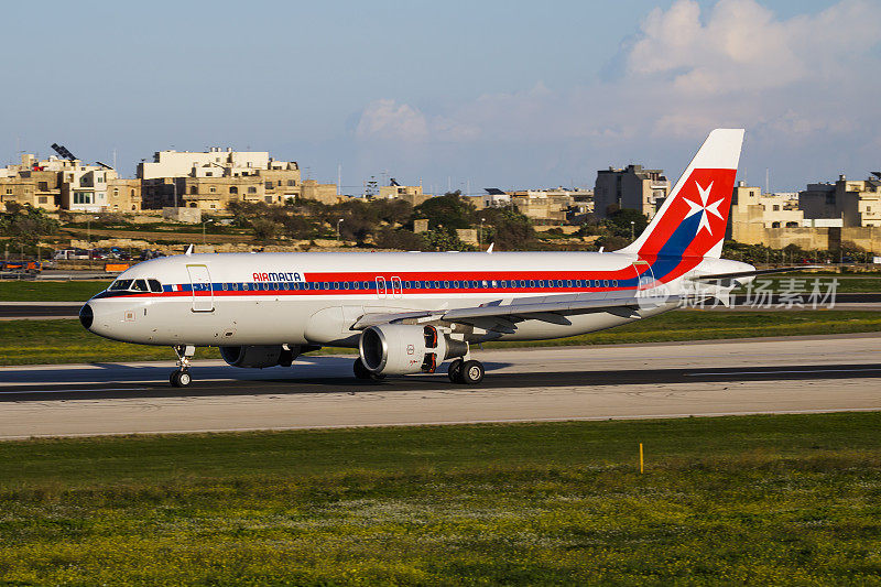 马耳他航空客机在机场。飞行旅行日程。航空和飞机。航空运输。全球国际运输。飞和飞行。和着陆。
