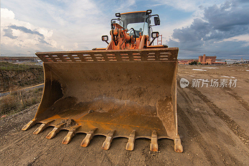 挖掘机在某工地修筑道路