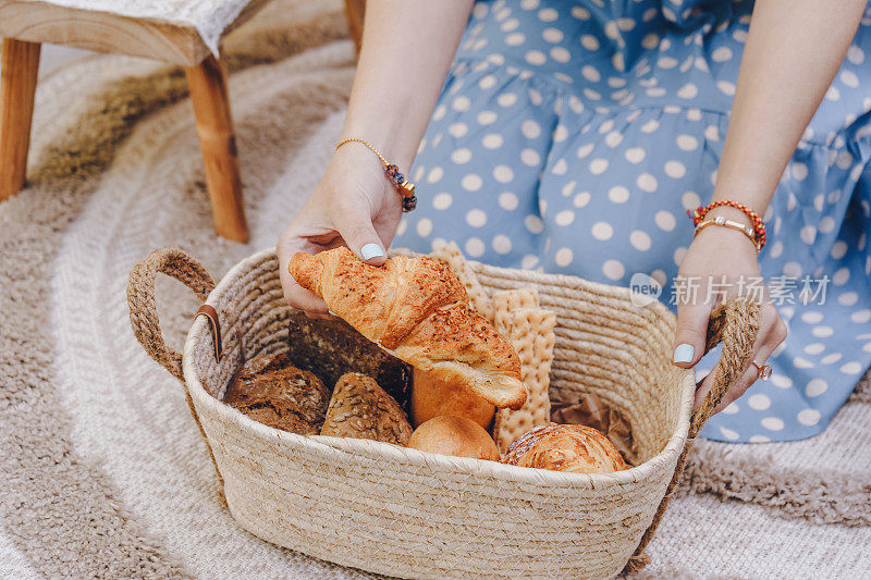 野餐时拿着面包篮子的妇女