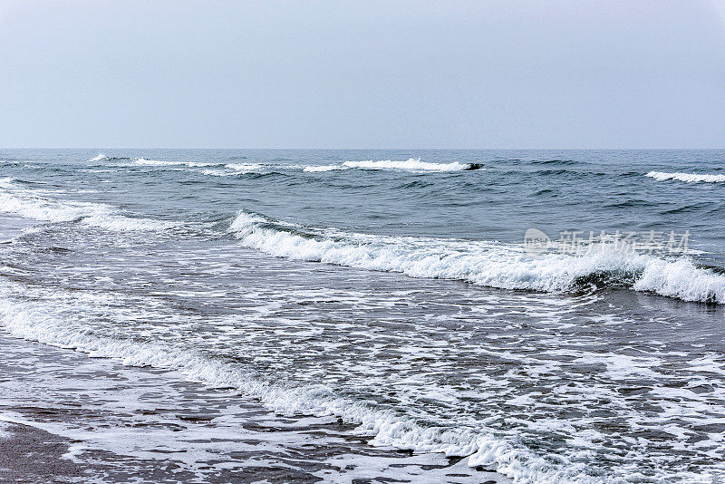 海浪拍打着海岸