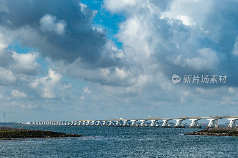 在壮观的天空下，一座非常非常长的桥