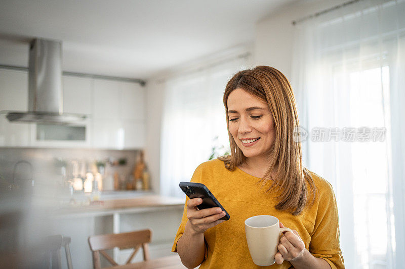 一位年轻女子在她的公寓里享受一个安静的早晨