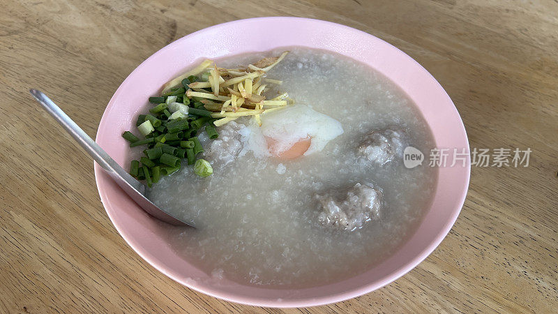 鸡蛋猪肉粥碗