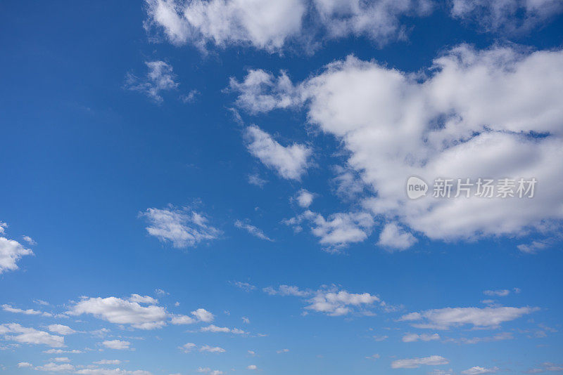 在晴朗的日子里，蓝色的天空中有蓬松的云