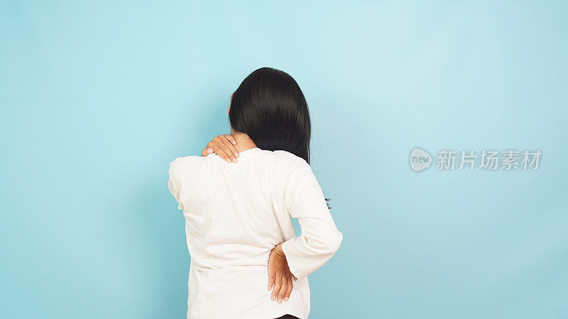 背部疼痛和颈部疼痛的亚洲妇女的后视图