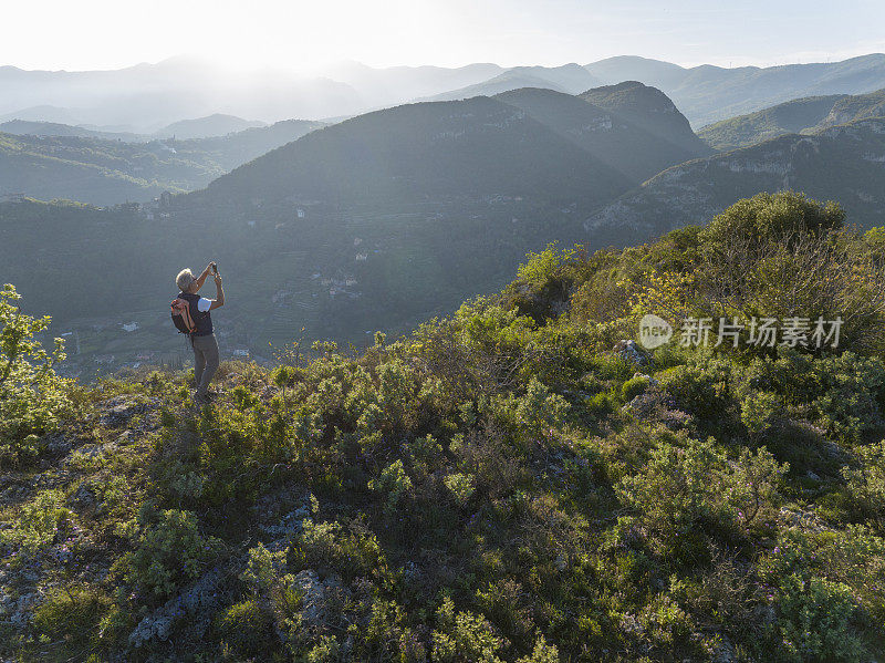 一个成熟的男人在地中海的山坡上放松的鸟瞰图