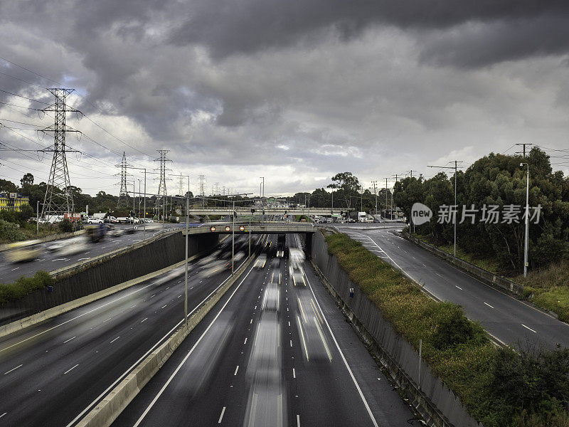 暴风雨天高速公路上的交通