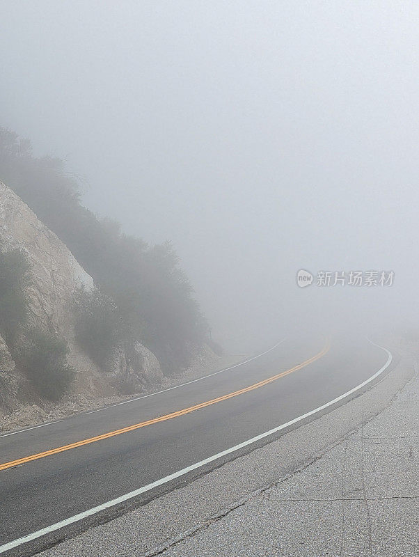 洛杉矶上空雾蒙蒙的山路
