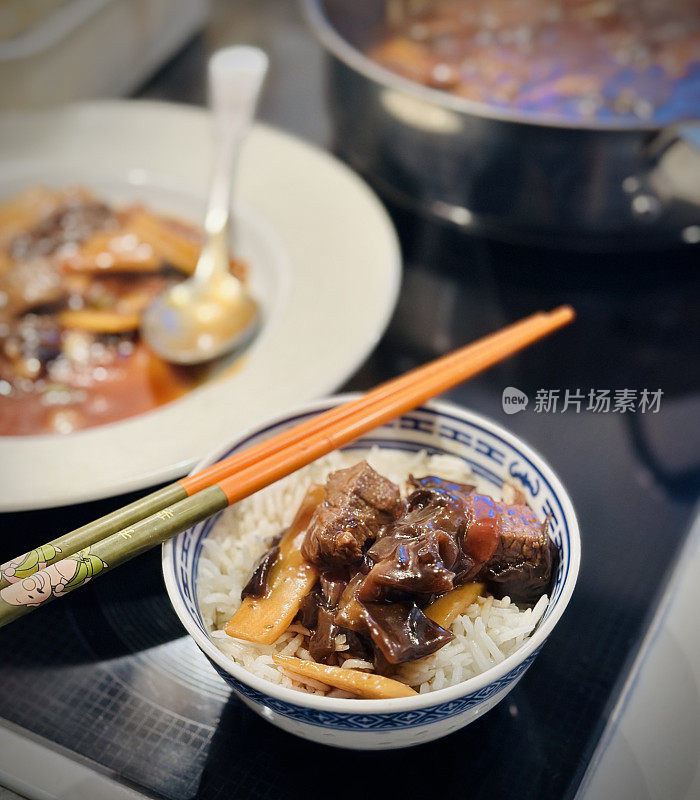 快速中式菜肴——牛肉配笋、洋葱和蘑菇。在私人厨房供应。