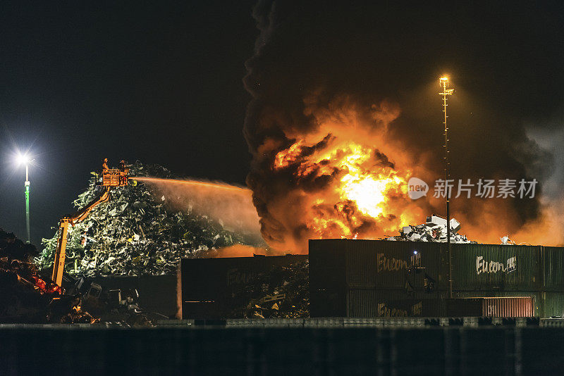 工业区废料场夜间发生火灾