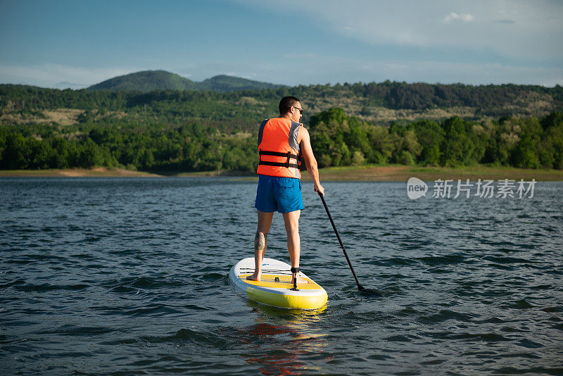 立桨(SUP)在湖中登船