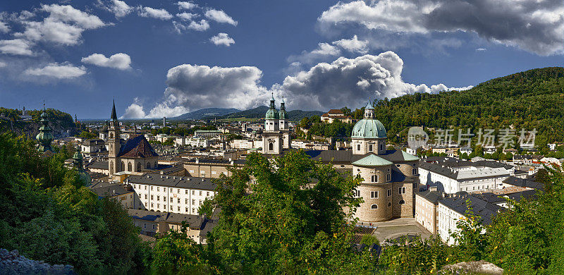 奥地利萨尔茨堡，2022年8月15日。大画幅全景照片，从山顶上看到的城市。美丽的夏日。