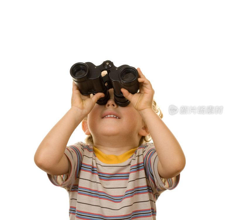 男孩用双筒望远镜