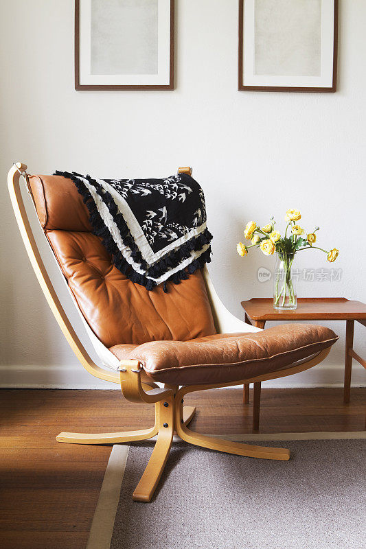 复古复古的棕褐色皮革丹麦椅子和桌子