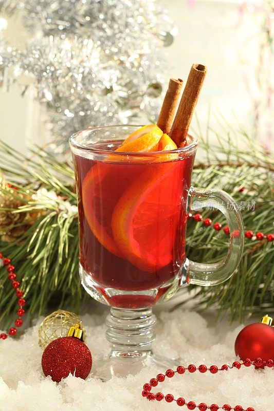 一杯圣诞装饰的热红酒