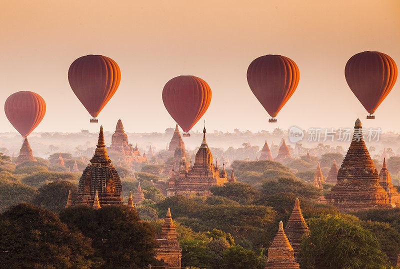 蒲甘平原上的气球在一个雾蒙蒙的早晨，缅甸