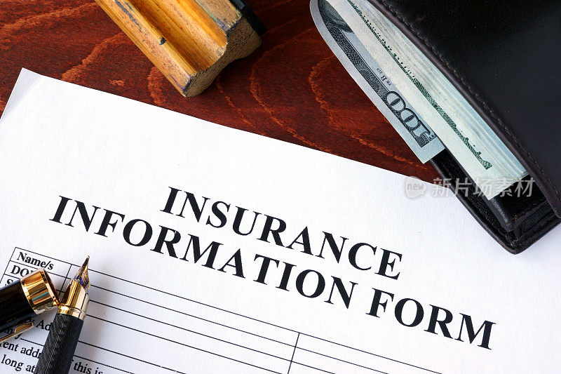 保险信息表和钱包放在一张桌子上。
