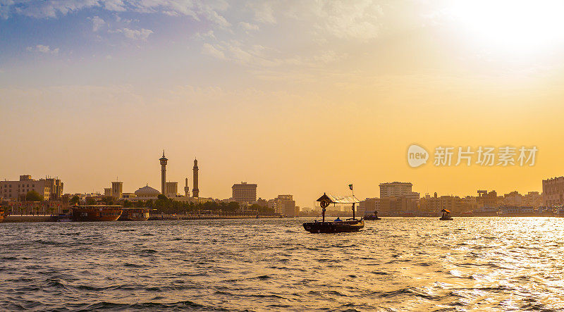 迪拜传统的阿布拉渡轮上的日落