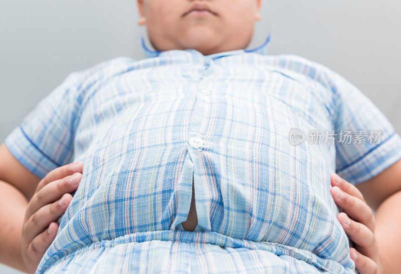 胖男孩超重。紧身睡衣衬衫