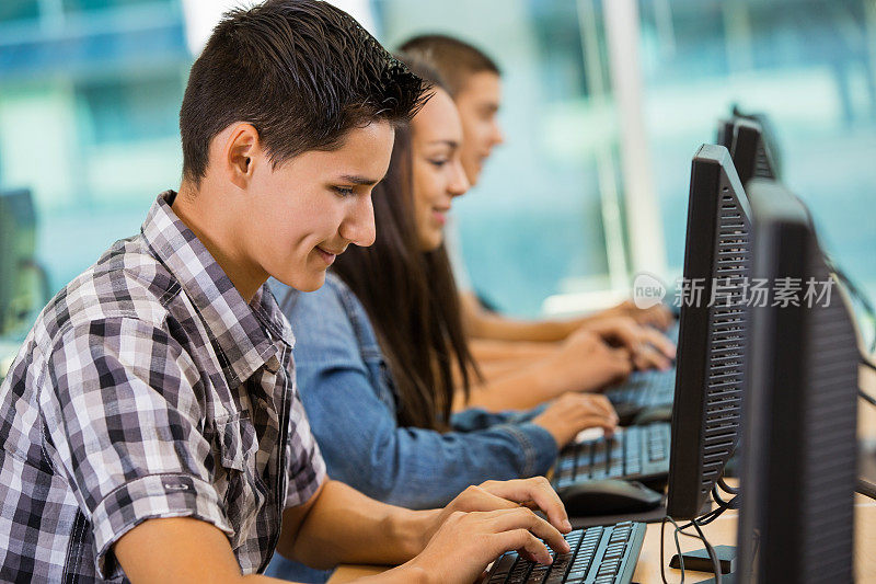 学生在高中计算机实验室打字作业
